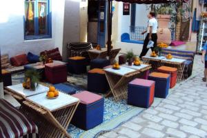 Esplanada de café em Sidi Bou Said para tomar um chá de menta com pinhões.